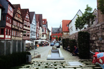 29 Ochsenfurt_Main-Ochsen-Furt mit liegendem Ochsen und Bilck auf Rathaus